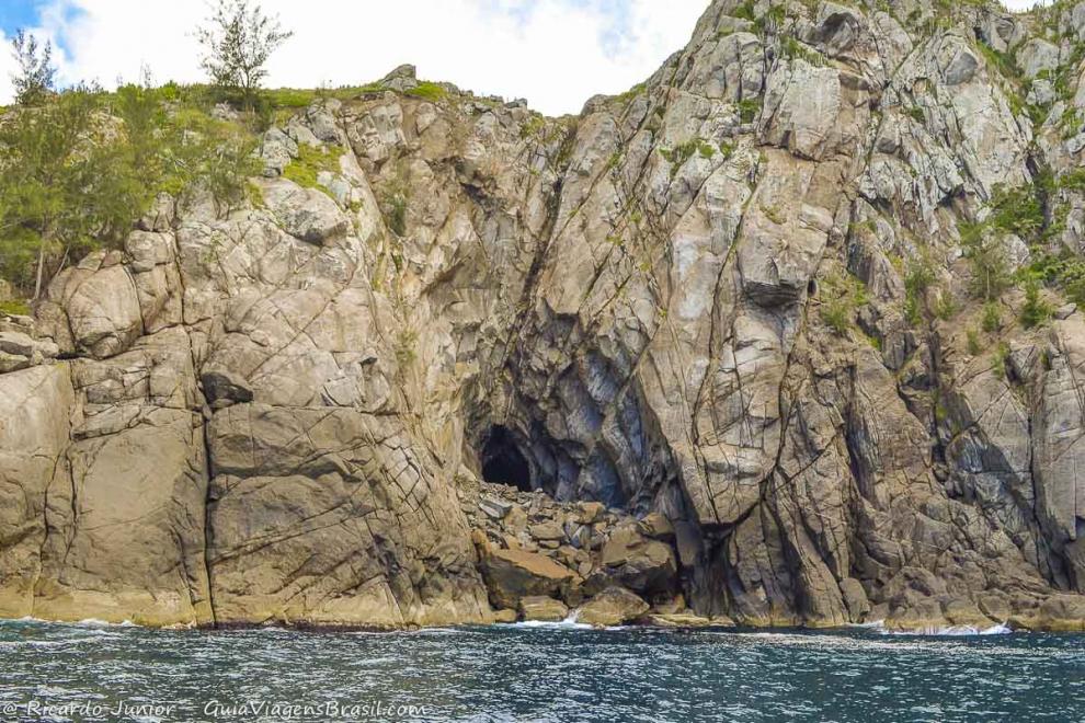 Imagem da erosão nas grandes pedras no mar de Arraial.